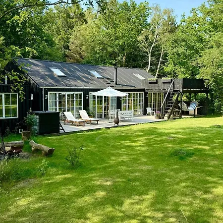 Wooden House With Animals And Kayaks Near Vakantiehuis